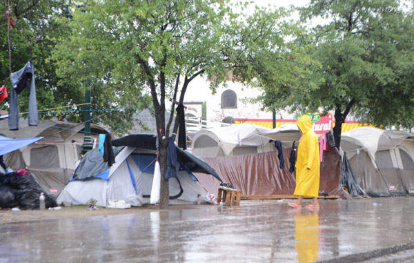 Sobreviven migrantes bajo la lluvia; solicitan ayuda 6 alb