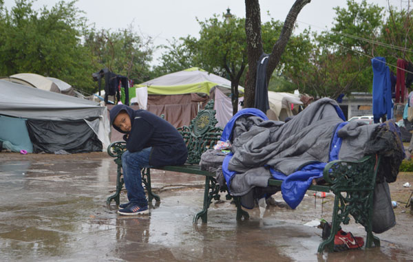 Sobreviven migrantes bajo la lluvia; solicitan ayuda 4 nino