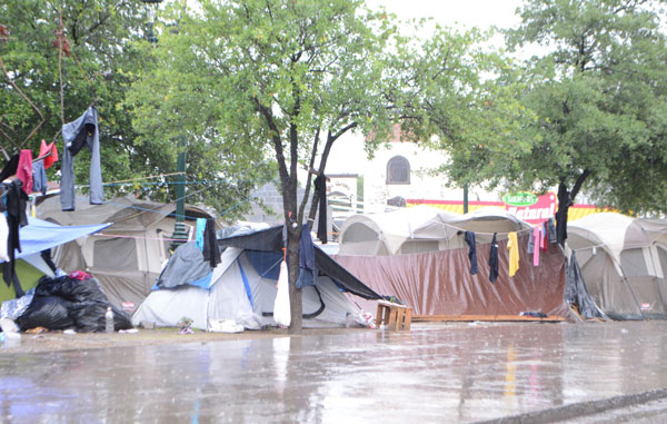 Sobreviven migrantes bajo la lluvia; solicitan ayuda 5 ref