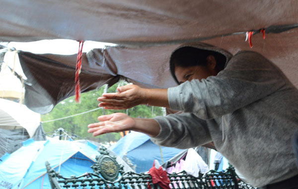 Sobreviven migrantes bajo la lluvia; solicitan ayuda 1 seno