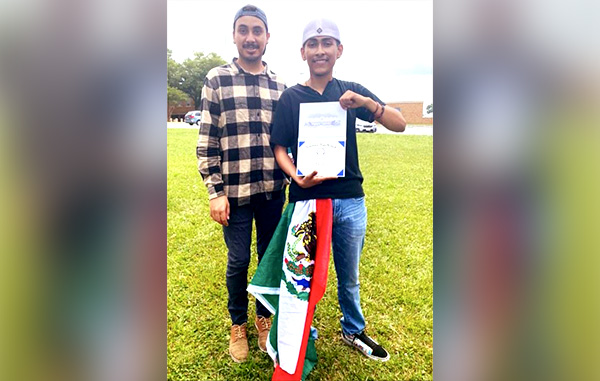 Entregan diploma a estudiante que portó bandera de México en graduación 2 196338293 359269208864589 9189630963088045132 n