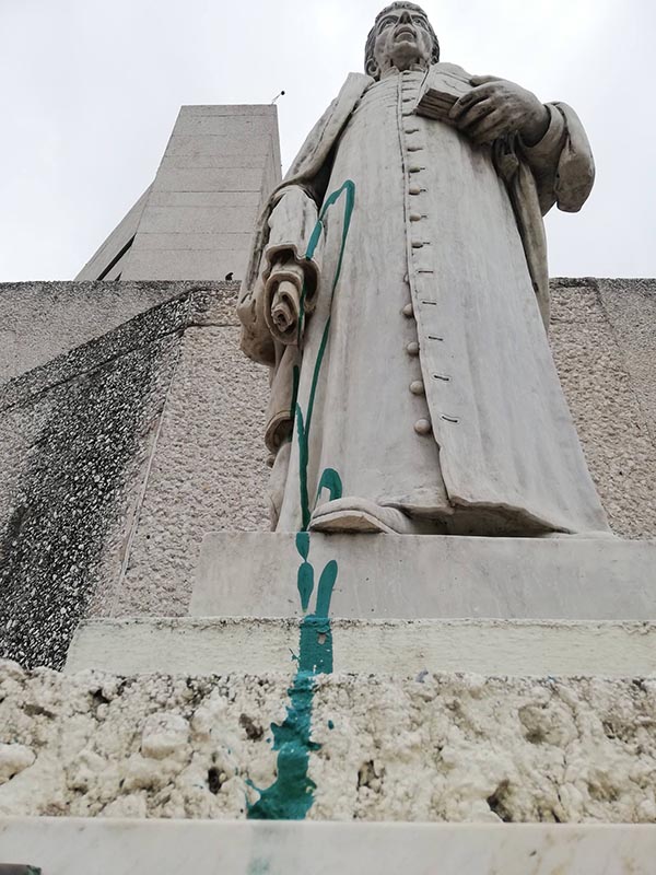 Vandalizan estatua de Padre Mier… y a nadie le importa 1 196924539 518695419270500 3123817120186884026 n