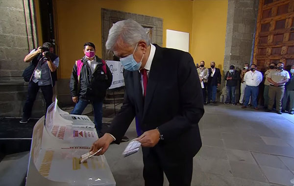 Vota AMLO y su esposa en la CDMX 1 197487098 327029125466422 6311728025782578455 n
