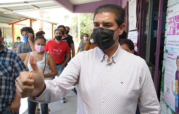 ‘Paco’ Treviño emite su voto en Juárez, Nuevo León 1 197535609 226227989045719 4944704737199506352 n