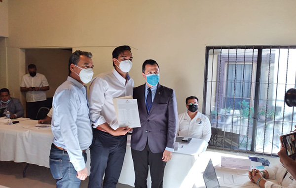 Recibe Carlos Peña constancia de mayoría 1 199245130 150094680394840 2310796882081501831 n