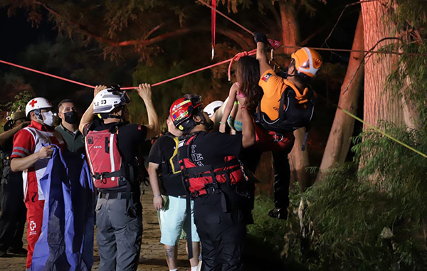 Rescatan a 13 personas y un perro en Río La Silla 2 207872978 4149967461735072 3681363758353695244 n