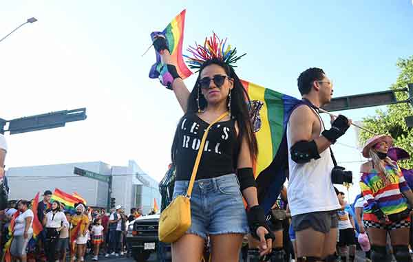 Macroplaza se pinta de colores por marcha de la diversidad 1 MARCHA 2
