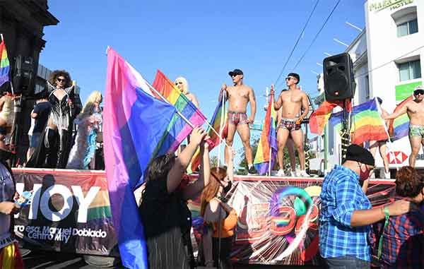 Macroplaza se pinta de colores por marcha de la diversidad 2 MARCHA 3