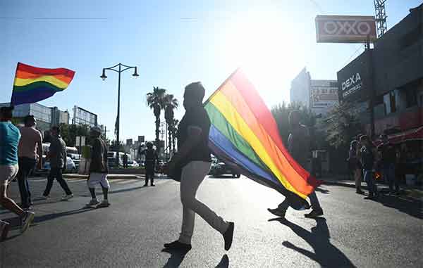 Macroplaza se pinta de colores por marcha de la diversidad 3 MARCHA 4