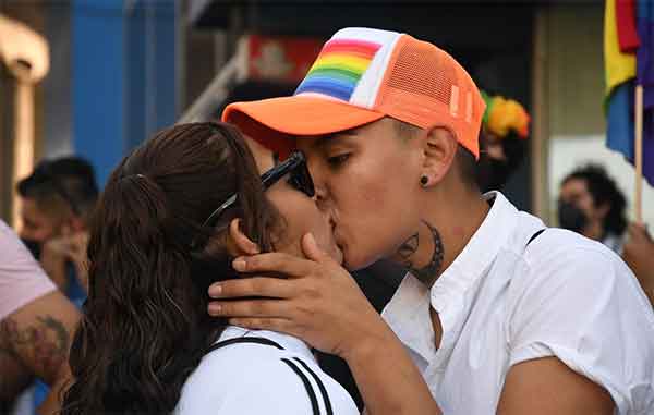Macroplaza se pinta de colores por marcha de la diversidad 5 MARCHA 6