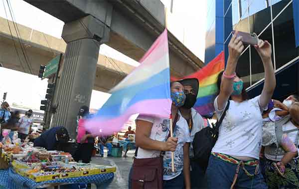 Macroplaza se pinta de colores por marcha de la diversidad 7 MARCHA 7
