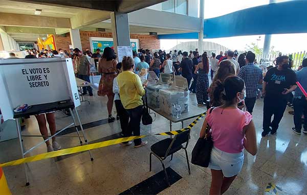 Más de 200 personas esperan para votar en casilla sección 1574 2 MONTERREY 3