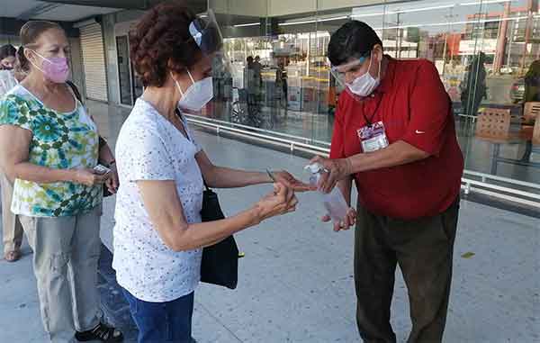 Doña Rosa esperó hora y 20 minutos para votar en Monterrey 1 VOTO 2