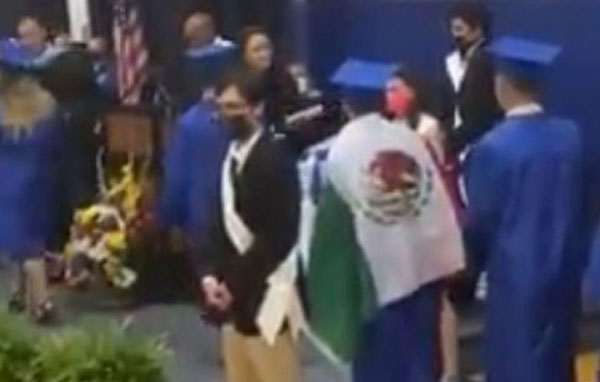 Entregan diploma a estudiante que portó bandera de México en graduación 1