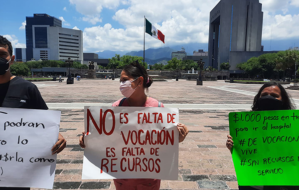 Atiende De la O protesta de pasantes de medicina 2 203589463 147572154033742 658932159049393656 n