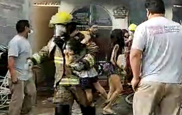 Rescatan a familia y gatitos de incendio en Apodaca 3 209419396 560309171802550 8019100407735637359 n