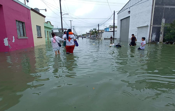 Paramédicos acuden al rescate de damnificados en Reynosa 4 211968245 140218594879435 5141961791060766637 n