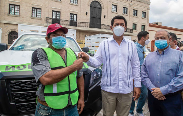 Entregan 10 camionetas y equipos para fumigar colonias y ejidos de Matamoros 1 2m