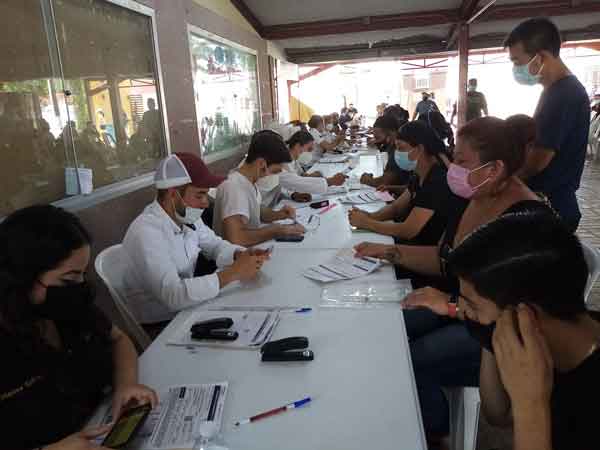 Rezagados y personas de 40 a 49 años saturan módulo del CBTIS 1 CBTIS 1