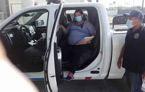 Auxilia oficial de Tránsito de Reynosa a mujer con síntomas de parto 1 MUJER 2