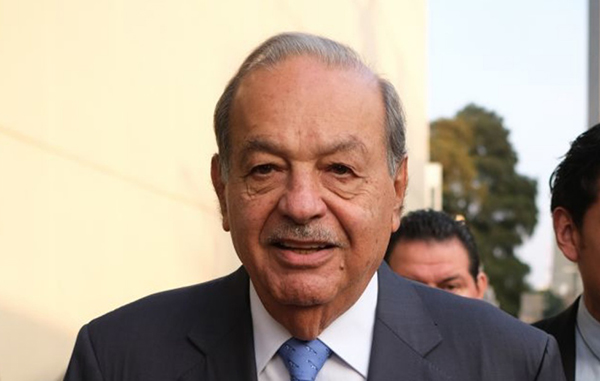 CIUDAD DE MÉXICO, 27NOVIEMBRE2019.- El ingeniero Carlos Slim Helú, durante su salida del 30 Congreso de Ingenieros Civiles de México A. C, el cual se realizó en el WTC.FOTO: GRACIELA LÓPEZ /CUARTOSCURO.COM