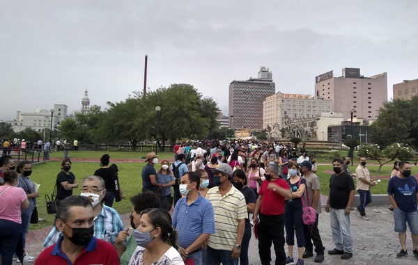 Otro día de filas kilométricas para vacunas Covid en la Macroplaza 3 234 3