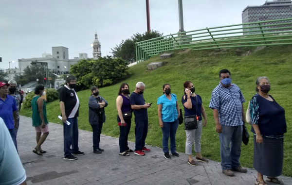 Otro día de filas kilométricas para vacunas Covid en la Macroplaza 1 3