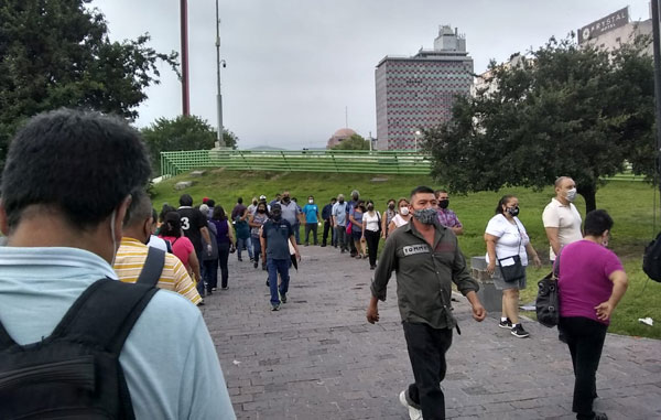 Otro día de filas kilométricas para vacunas Covid en la Macroplaza 2 44