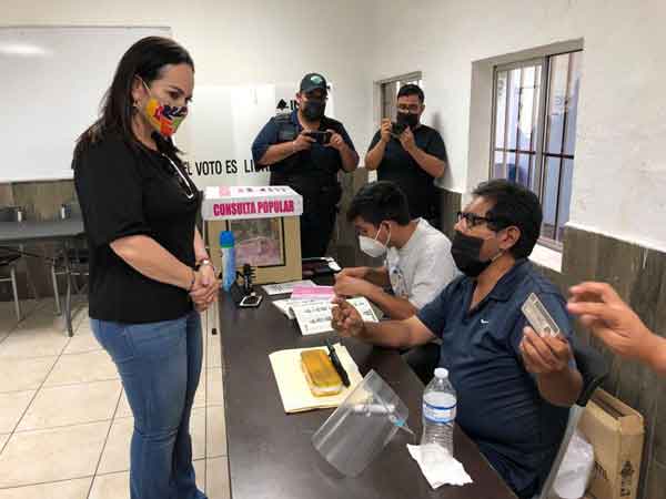 Carmen Lilia, Magaly Deándar y Claudia Hernández emiten su voto 1 Carmen Lilia