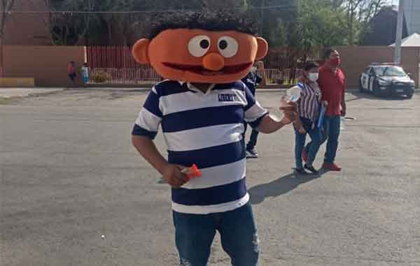 Se vacuna con disfraz de 'Enrique' de Plaza Sésamo en honor a su difunto hijo 2 PAPAS 3