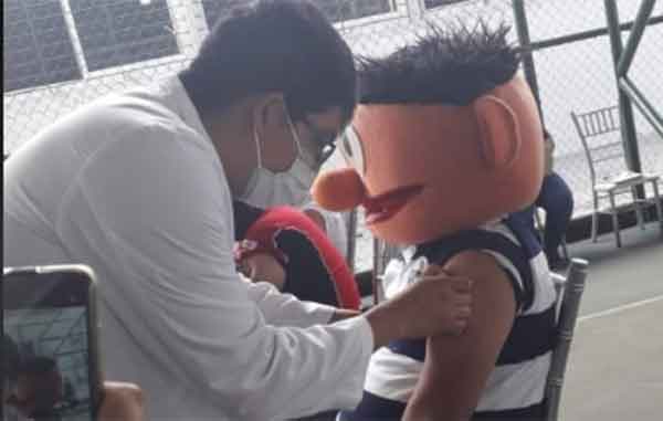 Se vacuna con disfraz de 'Enrique' de Plaza Sésamo en honor a su difunto hijo 3 PAPAS 4