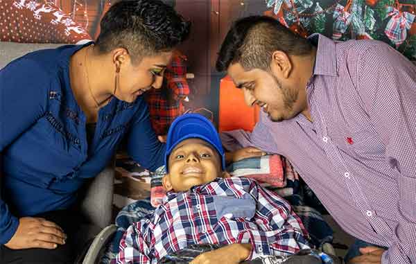 Se vacuna con disfraz de 'Enrique' de Plaza Sésamo en honor a su difunto hijo 1 PAPAS