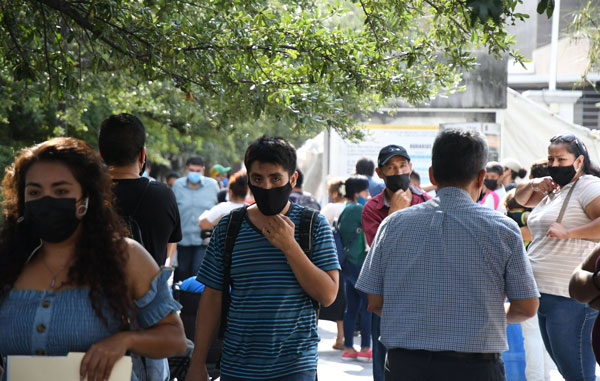 Regresan los tumultos afuera al Hospital Universitario 1 cubrebocas
