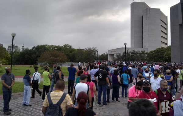 Otro día de filas kilométricas para vacunas Covid en la Macroplaza 5 fe