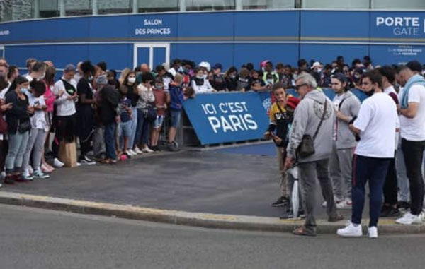 Cientos esperan a Messi en Paris… él sigue en Barcelona 1 paris