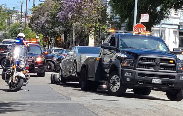 Se pasea con ‘cuerno de chivo’; confiscan su auto y la investigan 1 pen
