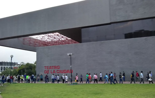 Otro día de filas kilométricas para vacunas Covid en la Macroplaza 4 sgf