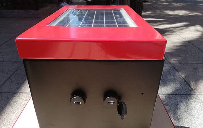 ¿Sin energía? Instalan bancas con cargadores para dispositivos móviles 1 243276005 1764675873733355 5162668486666171395 n