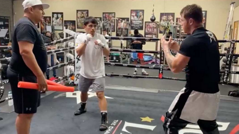 ‘Canelo’ Álvarez entrena al hijo de Manny Pacquiao y prepara su debut 1 Captura de pantalla 2021 10 14 a las 2.19.23 p.m.