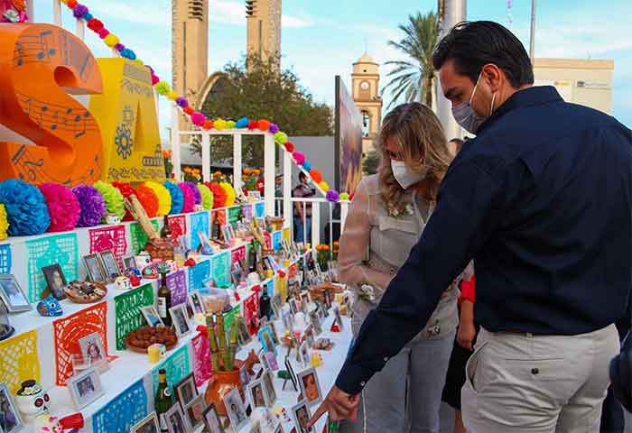 Inaugura alcalde Carlos Peña monumental Altar de Muertos 1 alcalde 2 2