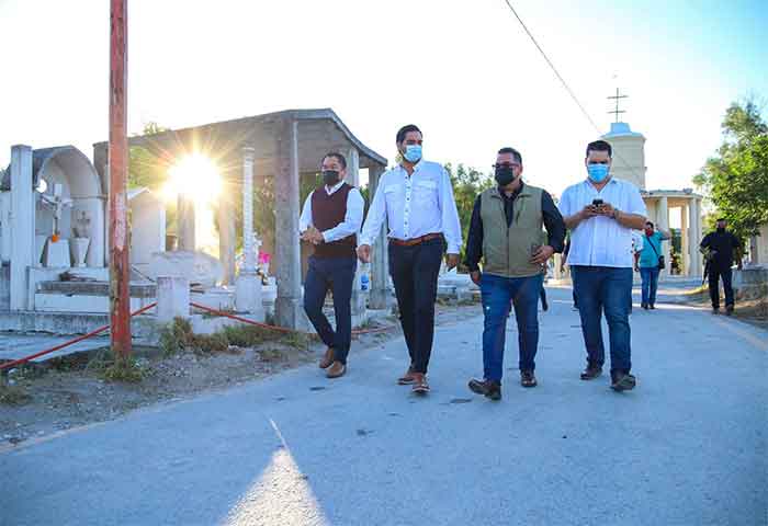 Recorre alcalde Carlos Peña panteones municipales en Día de Muertos 1 ALCALDE