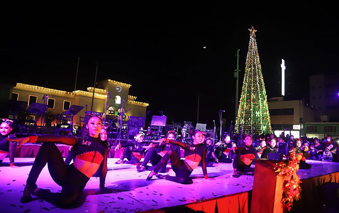 En Altamira encienden su pino de Navidad 4 263364958 6605554272852031 596046302960106505 n