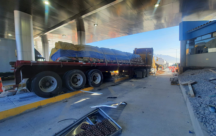 Trailer se lleva caseta de cobro en autopista a Saltillo 1 263454215 235145415358721 6930620655418607396 n