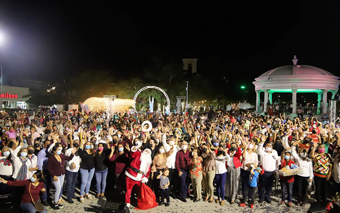 En Altamira encienden su pino de Navidad 8 263565387 437641834474571 8433246604722021235 n
