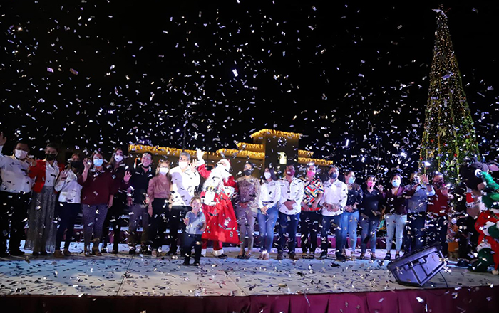 En Altamira encienden su pino de Navidad 1 265108431 661821668526143 8484348235631044059 n