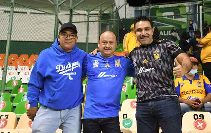 Fans de Tigres ponen ambiente en estadio de León 4 FANS 4