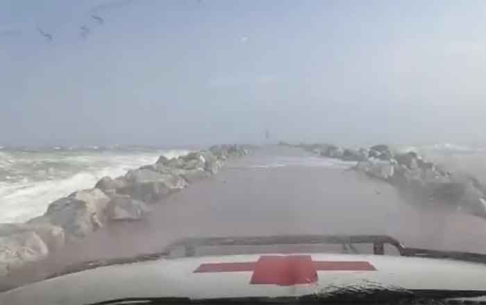 Rescatan a ciclista durante fuerte oleaje en Ciudad Madero 1 MALECON