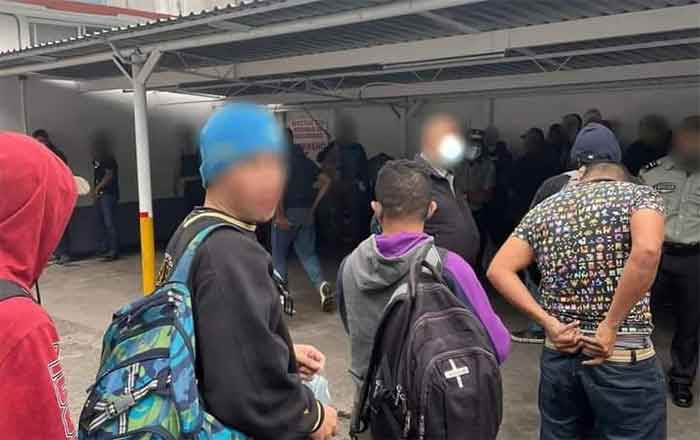 Detienen a dos con 67 migrantes: viajaban hacia Reynosa 1 MIGRANTES 2 3