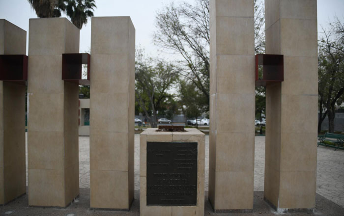 Roban estatuas de compositores en plaza de Monterrey 1 est