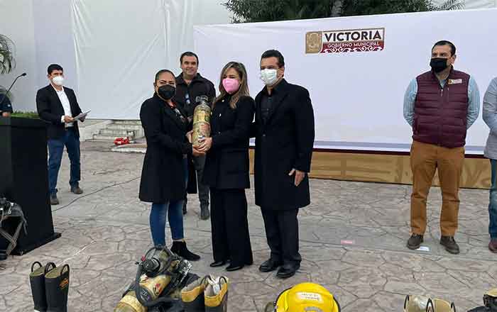 Entrega alcalde Lalo Gattás más equipo a Protección Civil de Victoria 1 gattas 2